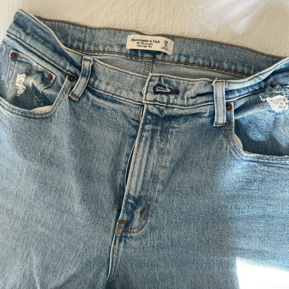 Abercrombie 90s ultra high rise distressed size 29